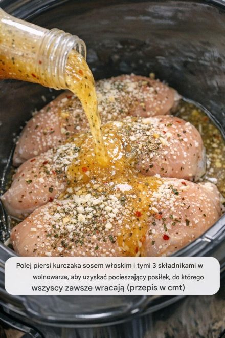Polej piersi kurczaka sosem włoskim i tymi 3 składnikami w wolnowarze, aby uzyskać pocieszający posiłek, do którego ludzie zawsze wracają