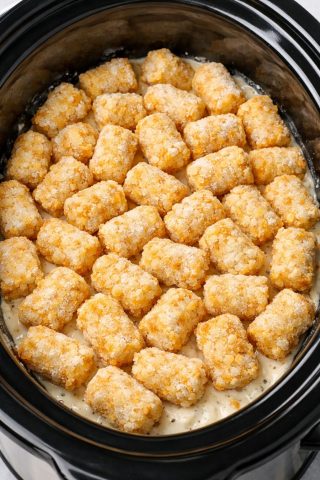 Wrzuć mrożone ziemniaki do garnka z czterema innymi składnikami i wróć do ciepłego, przytulnego dania, które wszyscy podjadali