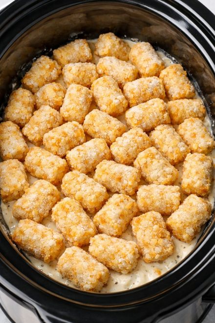 Wrzuć mrożone ziemniaki do garnka z czterema innymi składnikami i wróć do ciepłego, przytulnego dania, które wszyscy podjadali