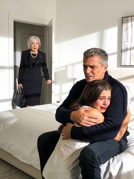 Wróciłam do domu wcześniej niż zwykle i zastałam mojego męża siedzącego z dziewczyną mojego syna — a kiedy szepnęła: „Muszę ci coś powiedzieć”, zdałam sobie sprawę, że ten poranek całkowicie zmieni wszystko, co myślałam, że wiem o swojej rodzinie.