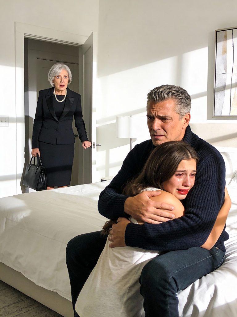 Wróciłam do domu wcześniej niż zwykle i zastałam mojego męża siedzącego z dziewczyną mojego syna — a kiedy szepnęła: „Muszę ci coś powiedzieć”, zdałam sobie sprawę, że ten poranek całkowicie zmieni wszystko, co myślałam, że wiem o swojej rodzinie.