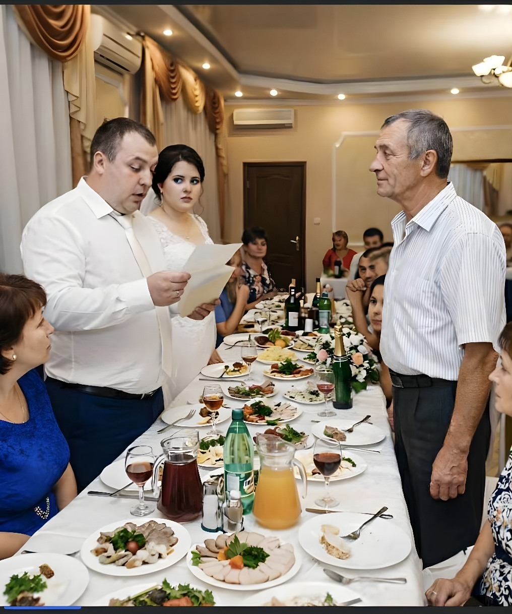 Kiedy ubogi ojciec podarował swojej córce z okazji ślubu zwykłą kopertę, bogaci krewni pana młodego zaczęli się śmiać z tak „hojnego” podarunku.